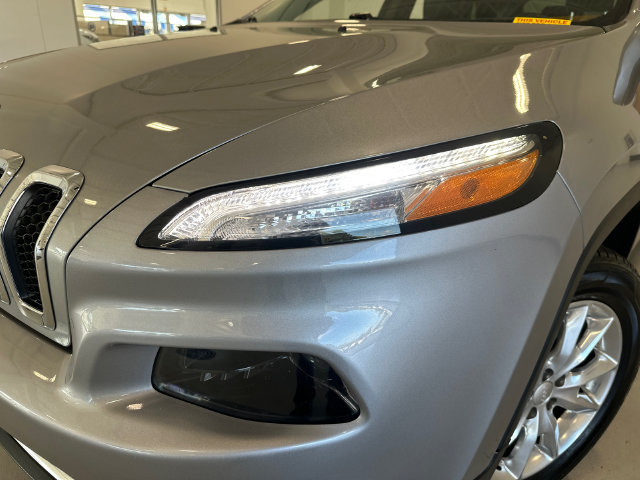 Used 2017 Jeep Cherokee Limited AWD/4WD image 9