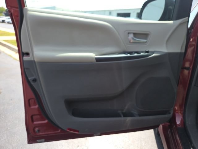 Used 2019 Toyota Sienna LE w/ LE Preferred Package FWD image 10