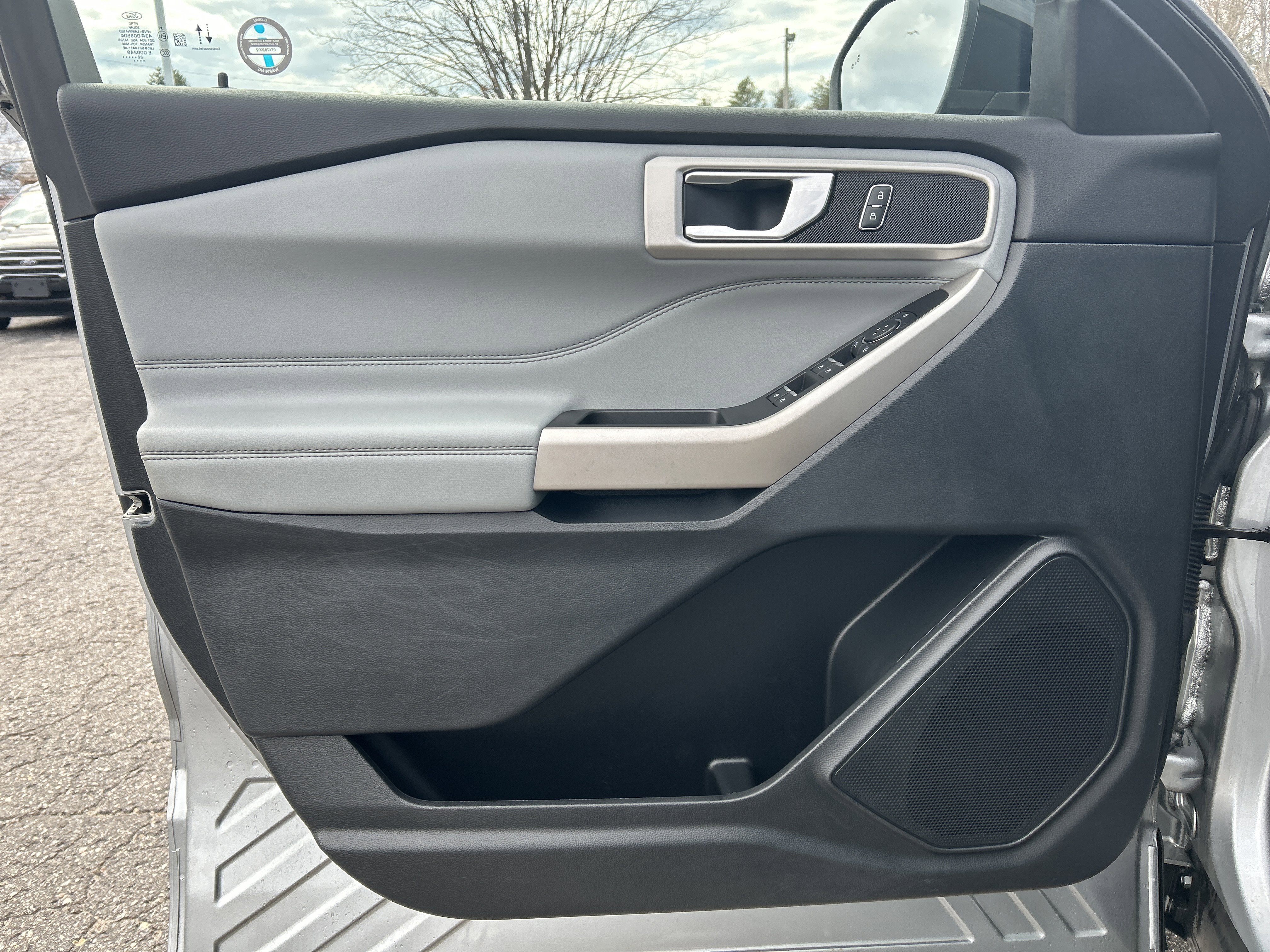 Used 2022 Ford Explorer XLT w/ XLT Sport Appearance Package image 14