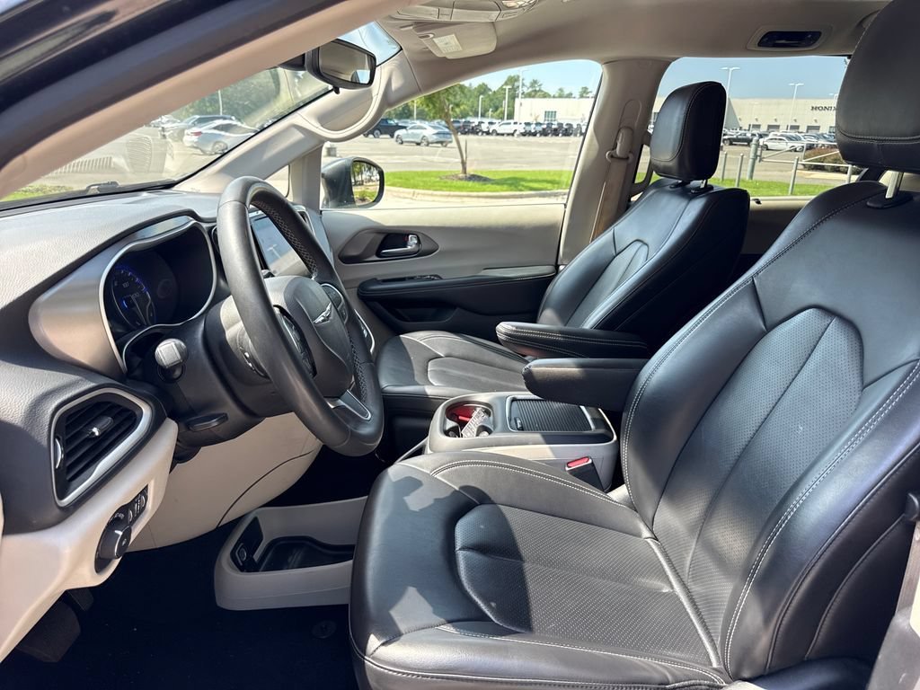 Used 2023 Chrysler Pacifica Touring-L FWD image 12