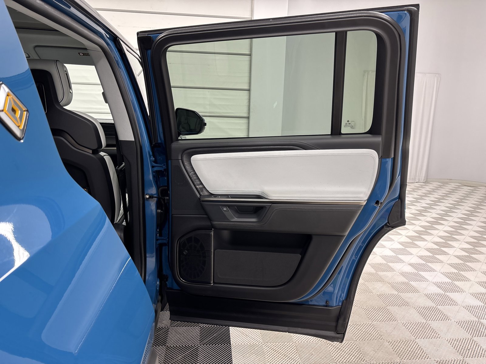 Used 2025 Rivian R1S Adventure AWD/4WD image 19