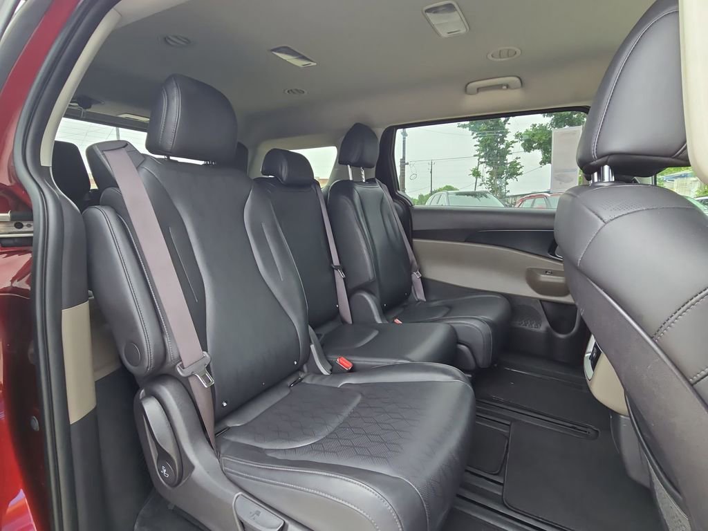 Used 2025 Kia Carnival FWD image 27