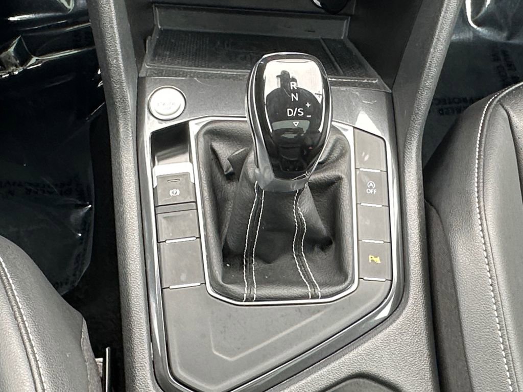 Used 2023 Volkswagen Tiguan SE R-Line image 17