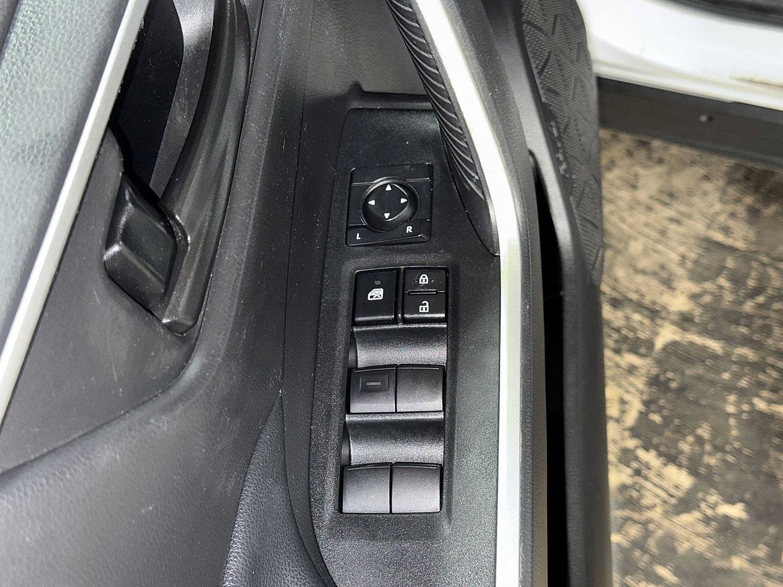 Used 2023 Toyota RAV4 LE AWD/4WD image 22