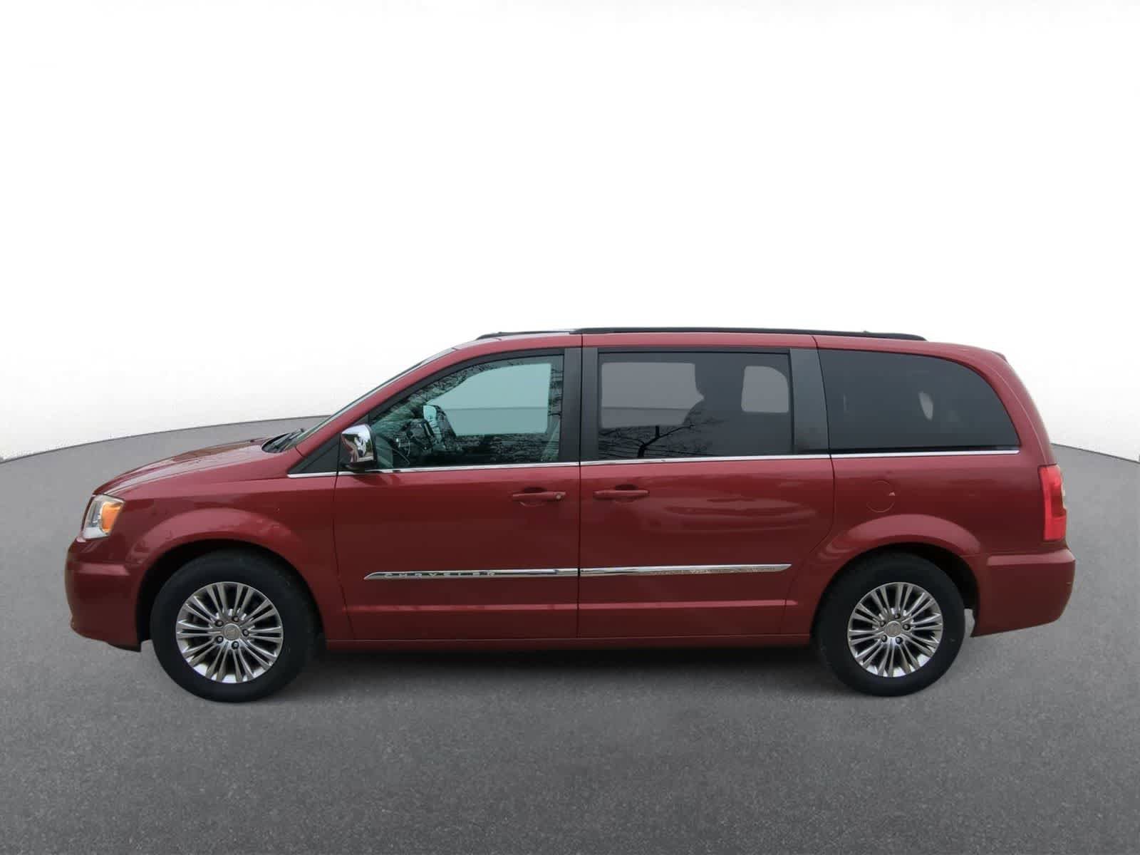 Used 2013 Chrysler Town & Country Touring-L FWD image 9
