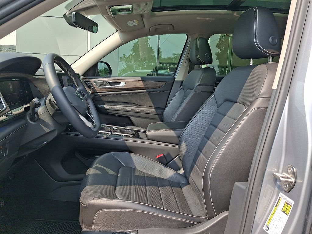 Used 2024 Volkswagen Atlas SEL AWD/4WD image 14