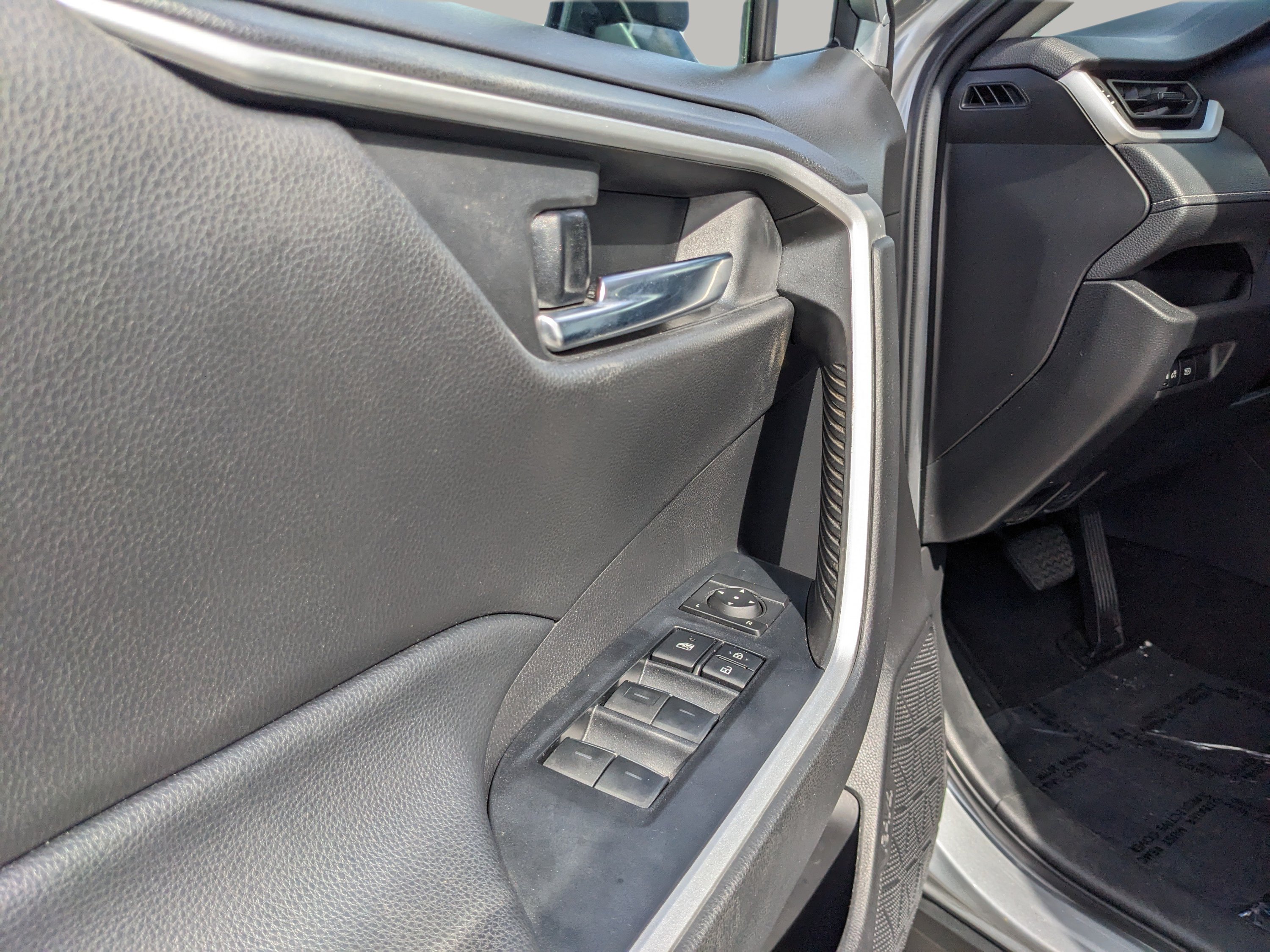 Used 2022 Toyota RAV4 XLE FWD image 19