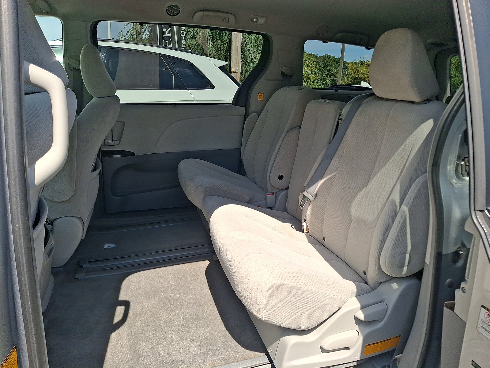 Used 2012 Toyota Sienna LE w/ Towing Pkg FWD image 11