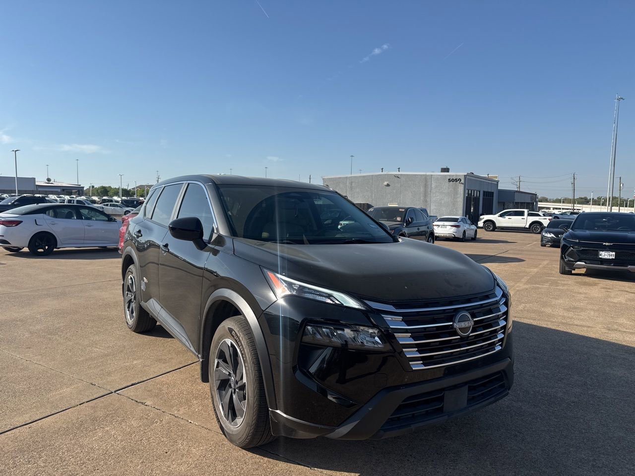 Used 2024 Nissan Rogue SV image 1