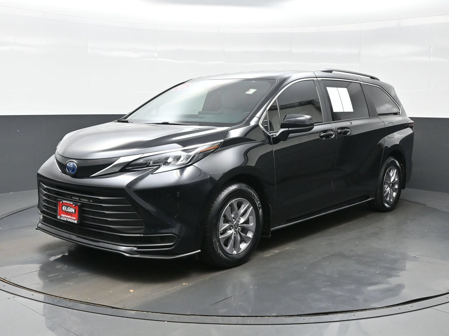 Used 2025 Toyota Sienna LE AWD/4WD image 2