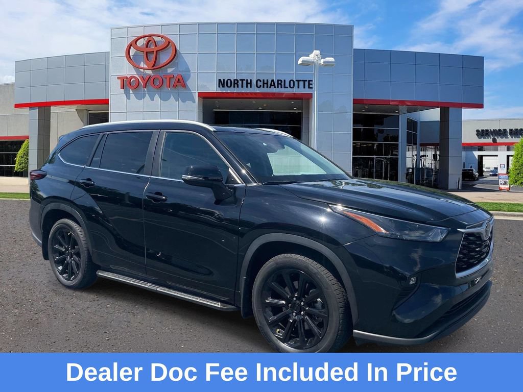 Used 2024 Toyota Highlander XLE FWD image 1
