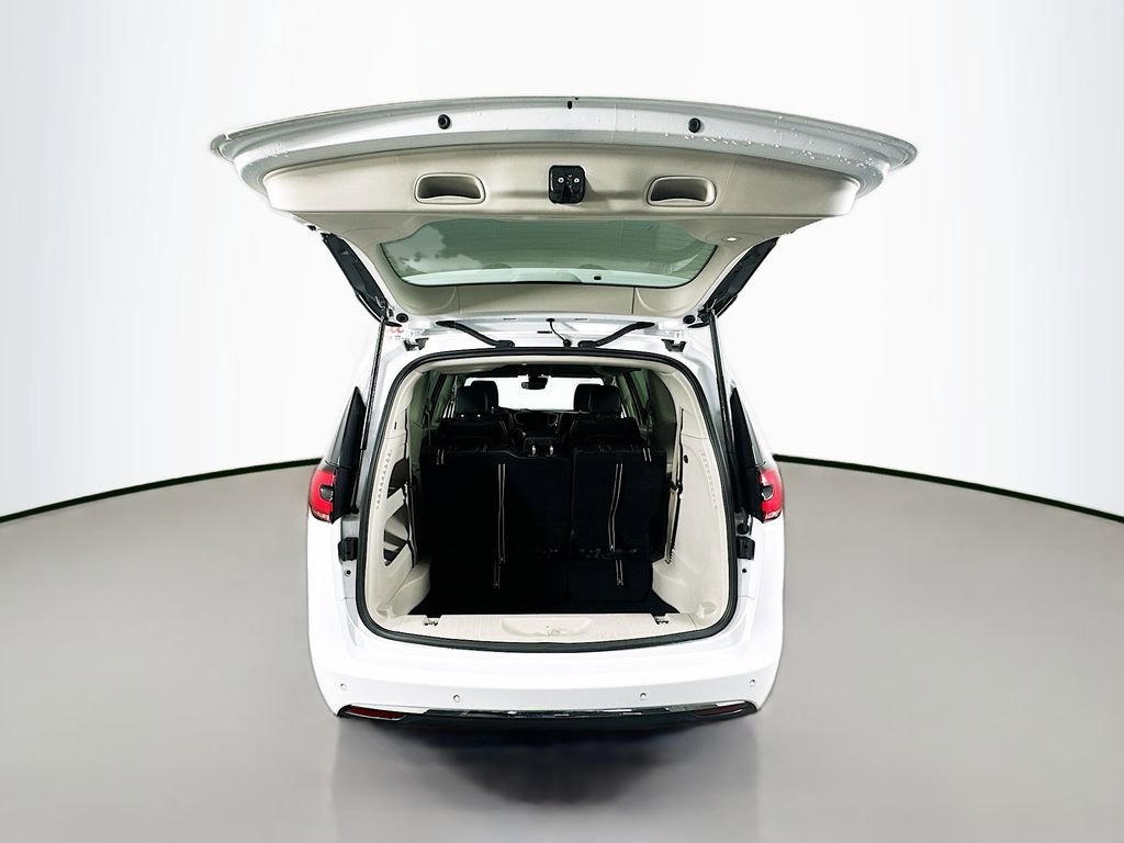 Used 2024 Chrysler Pacifica Touring-L image 30