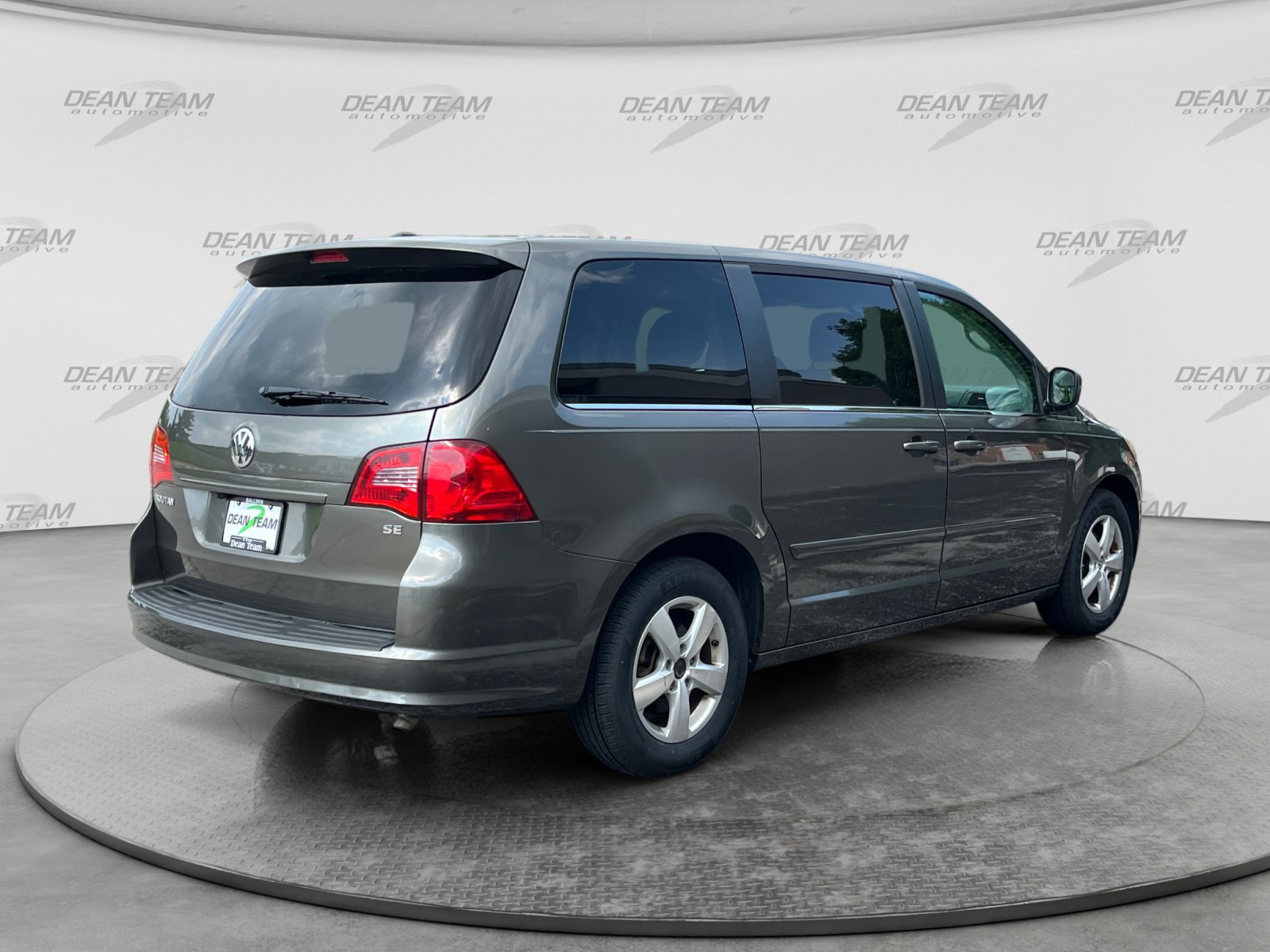 Used 2010 Volkswagen Routan SE FWD image 7