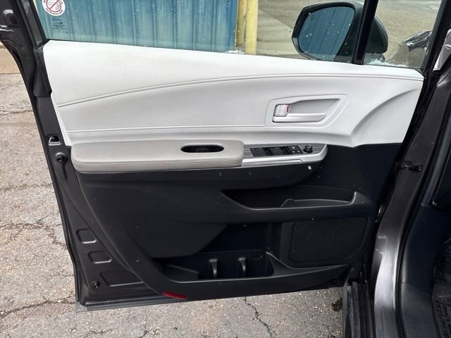 Used 2025 Toyota Sienna LE image 8