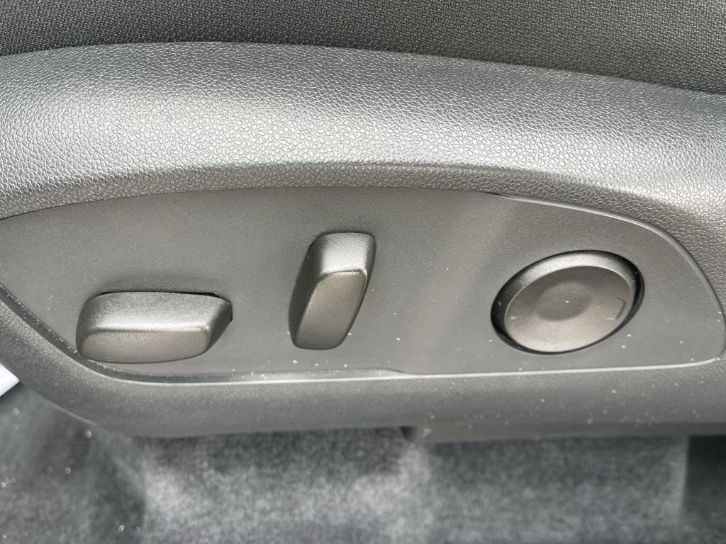 Used 2025 Chevrolet Traverse LT FWD image 12