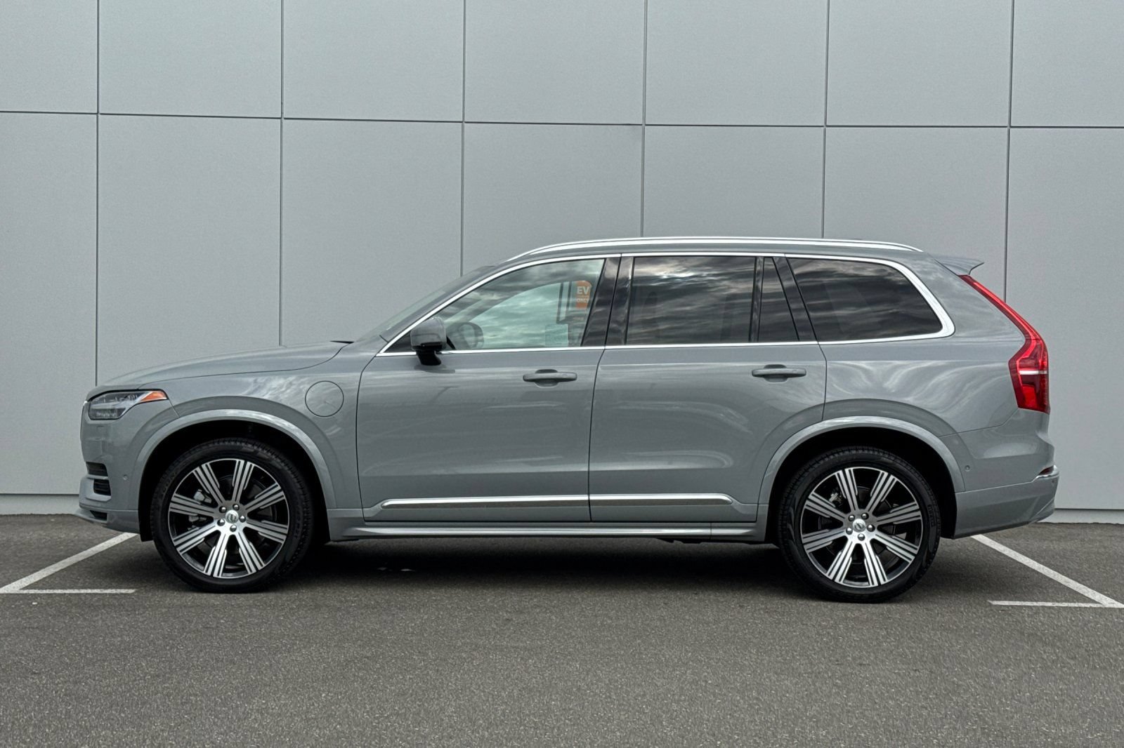 Used 2025 Volvo XC90 T8 Plus w/ Protection Package Premier AWD/4WD image 2