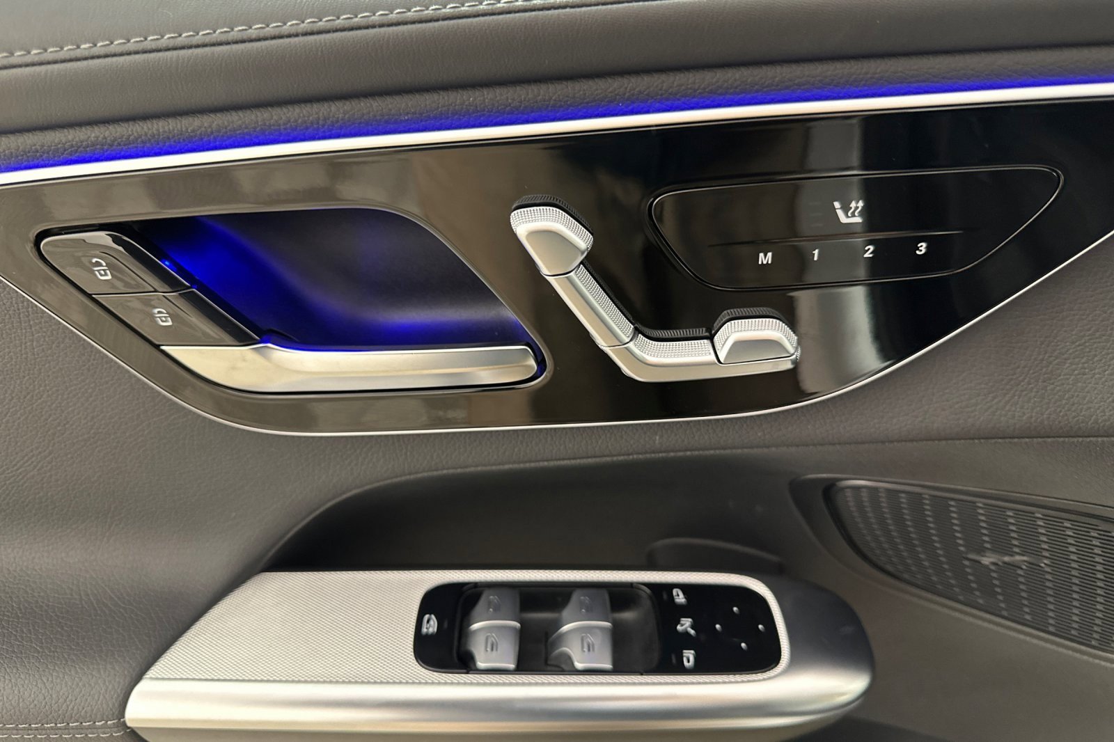 Used 2025 Mercedes-Benz GLC 300 4MATIC image 10