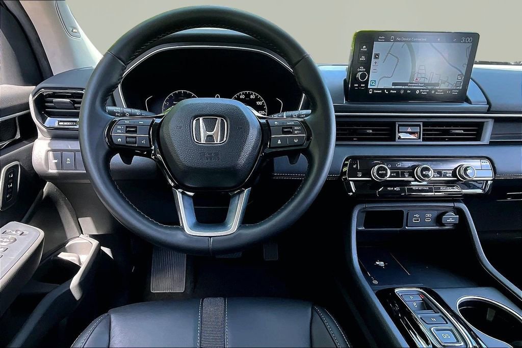 Certified 2025 Honda Pilot Touring image 9