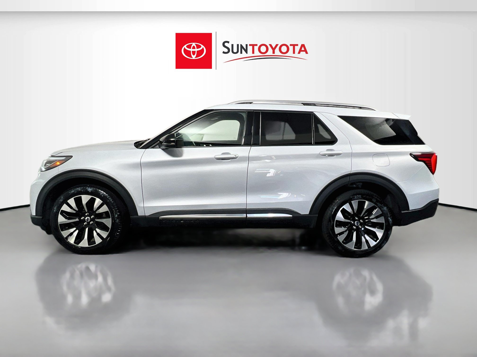Used 2025 Ford Explorer Platinum w/ LUX Leather Package AWD/4WD image 7