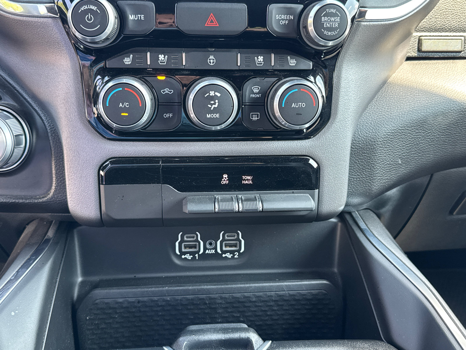 Used 2024 RAM 1500 Laramie AWD/4WD image 14