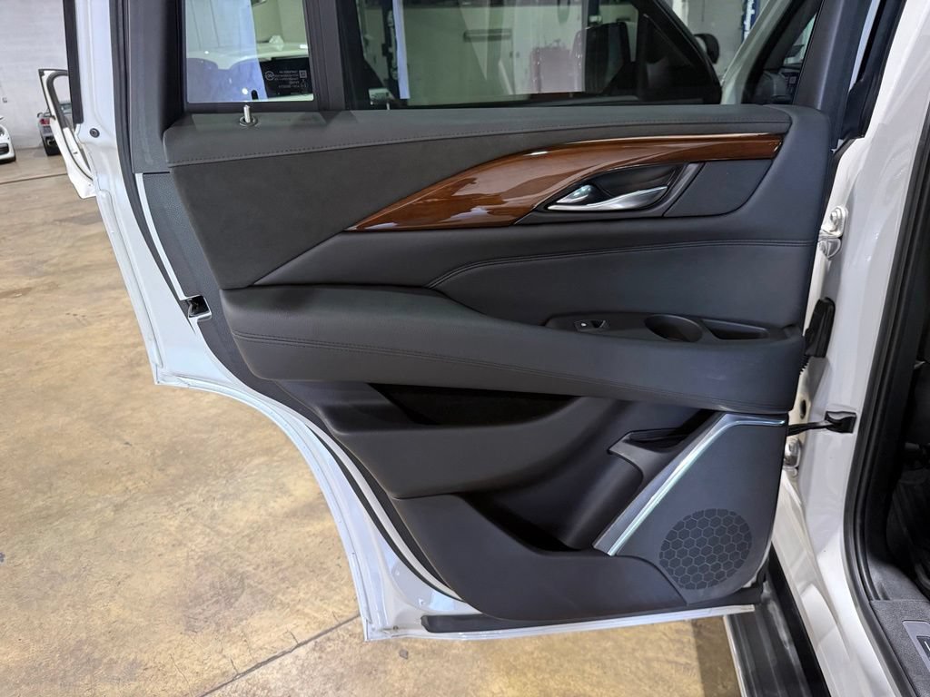 Used 2020 Cadillac Escalade Luxury AWD/4WD image 39
