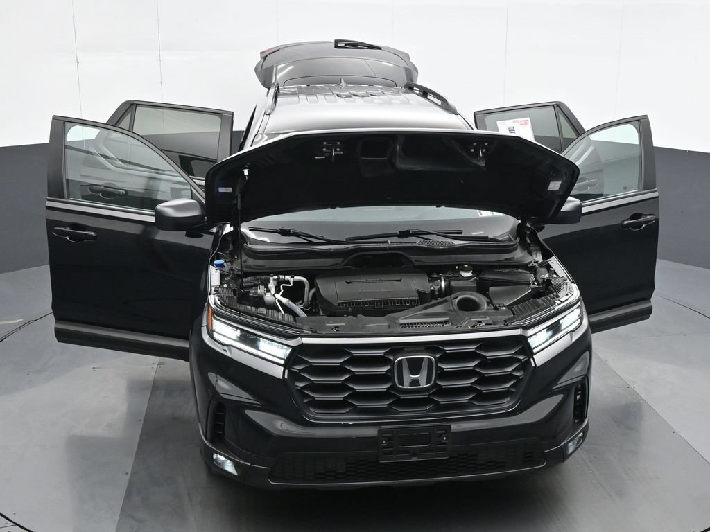 Used 2025 Honda Pilot Sport image 35