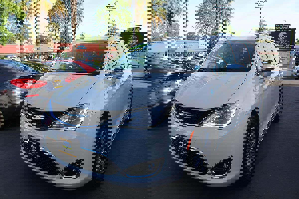 Used 2020 Chrysler Pacifica Limited w/ Advanced Safetytec Group image 4