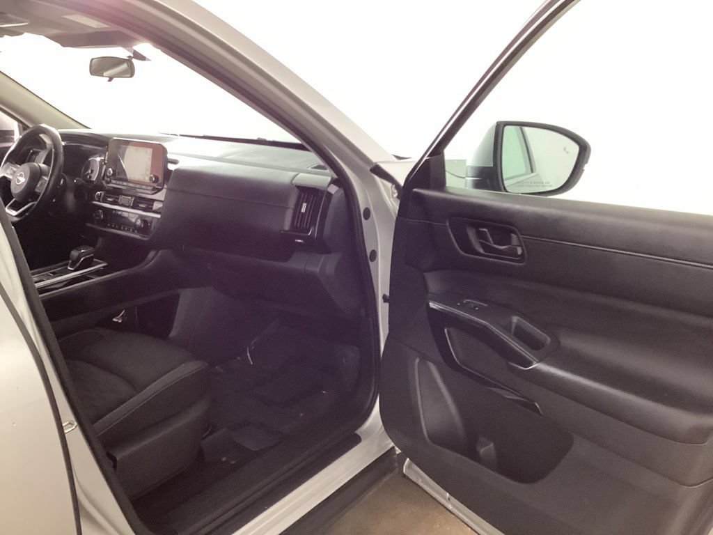 Used 2024 Nissan Pathfinder SV FWD image 17