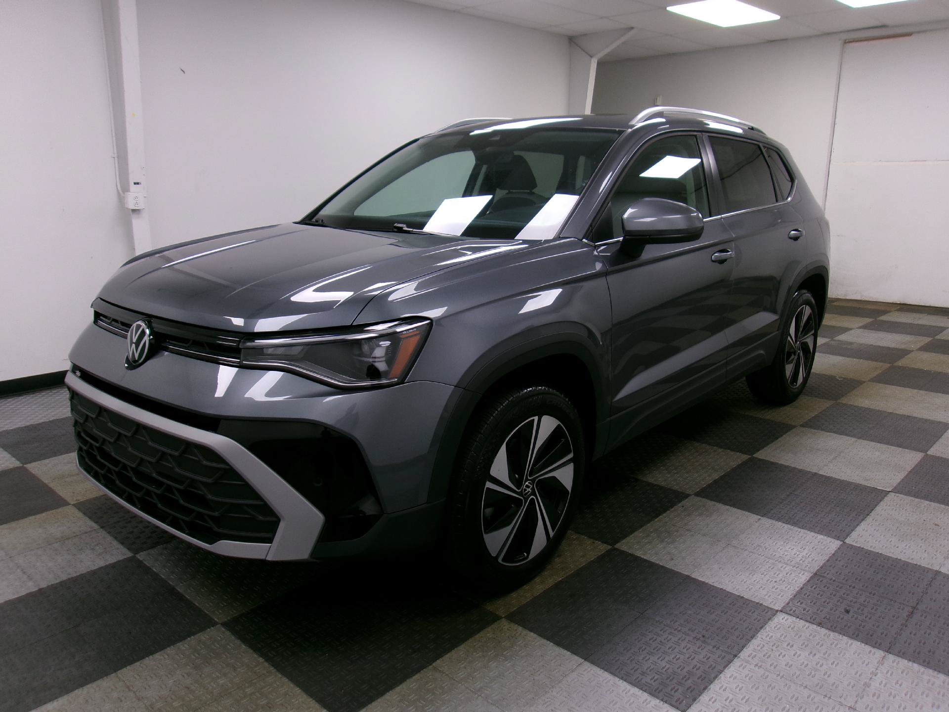 Used 2025 Volkswagen Taos SE AWD/4WD image 1