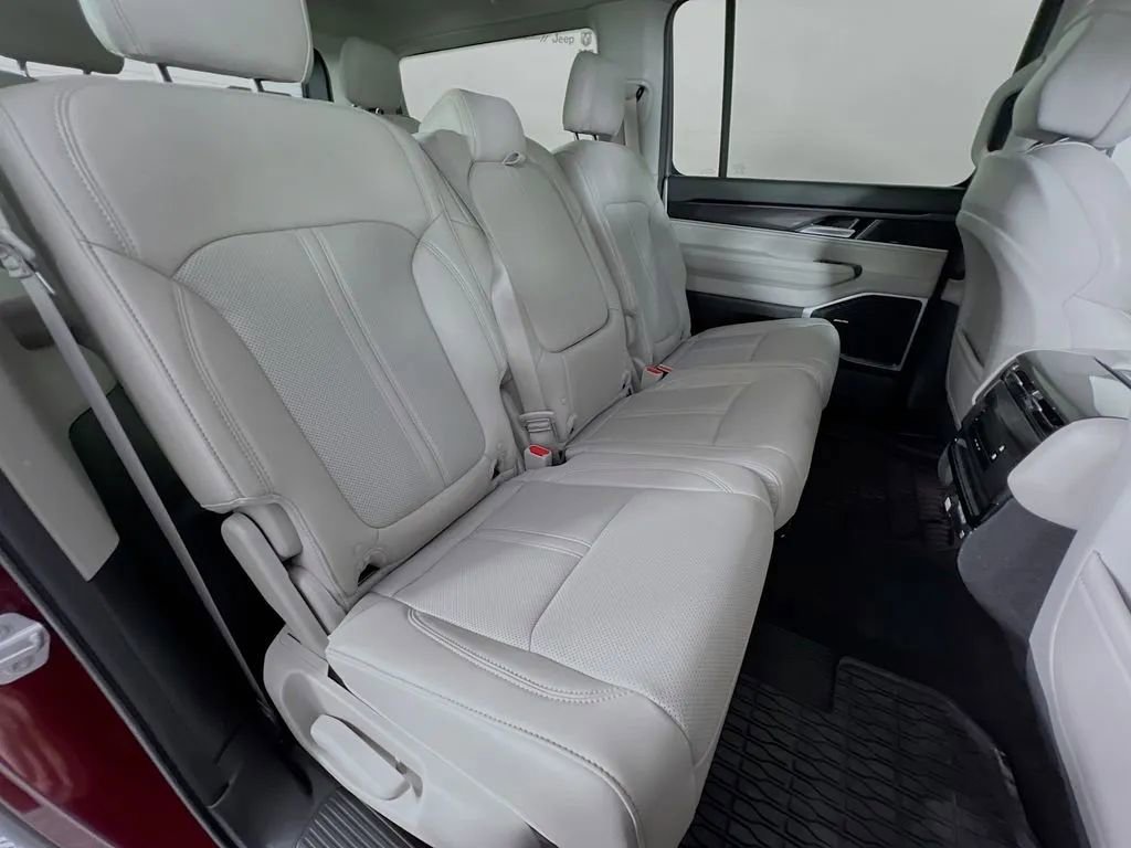 Used 2024 Jeep Wagoneer 2WD w/ Premium Group I image 31