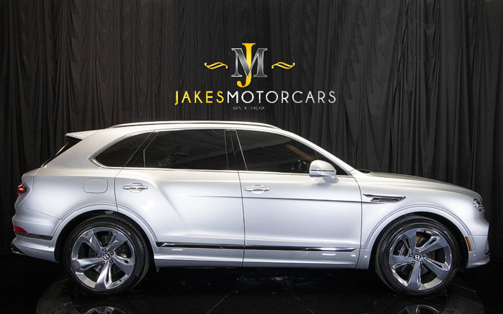Used 2023 Bentley Bentayga Plug-In Hybrid image 18