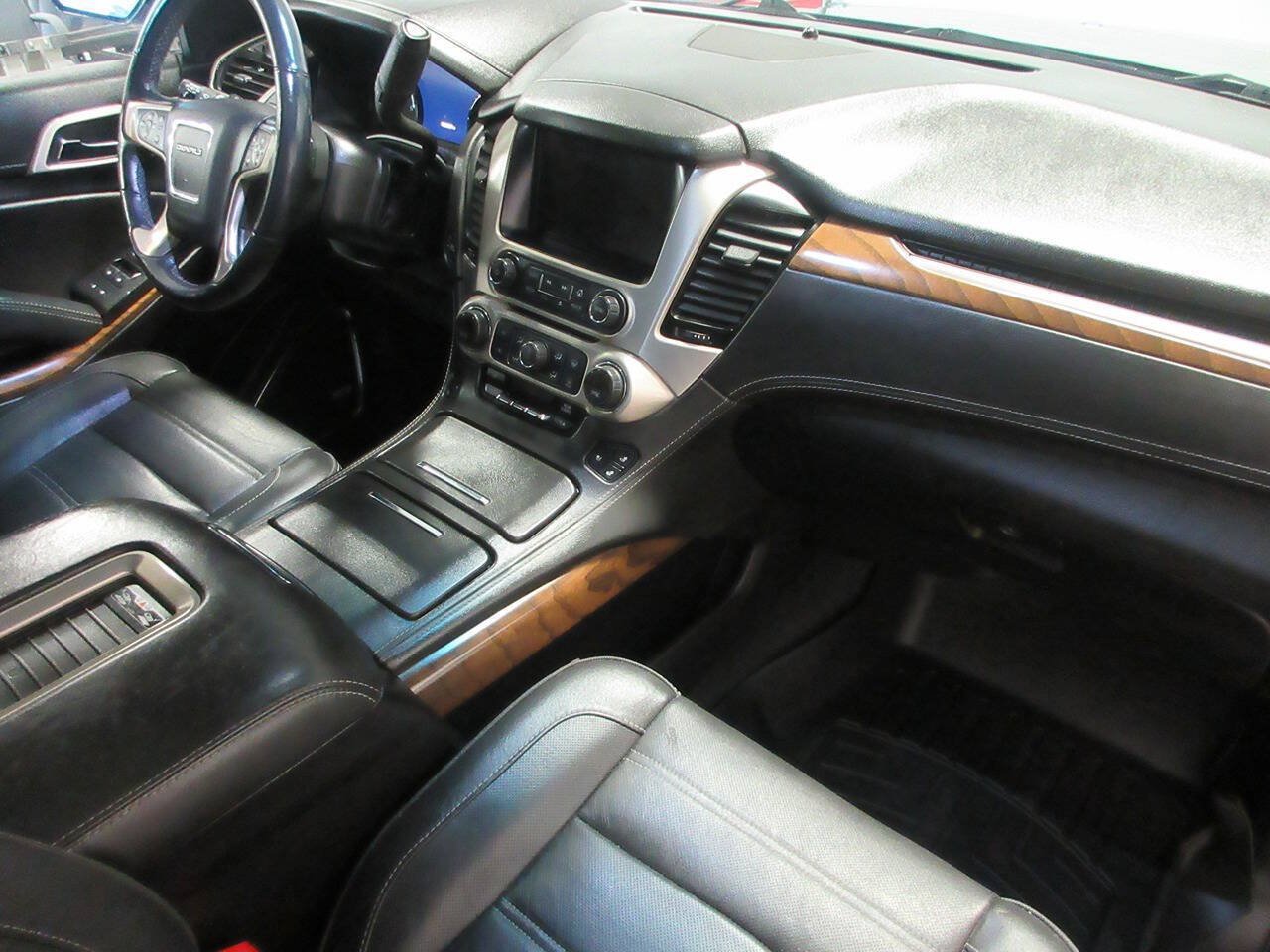 Used 2020 GMC Yukon XL Denali w/ Denali Premium Package AWD/4WD image 29