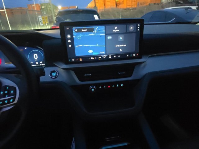 Used 2025 Ford Explorer Active w/ Active Comfort Package image 3