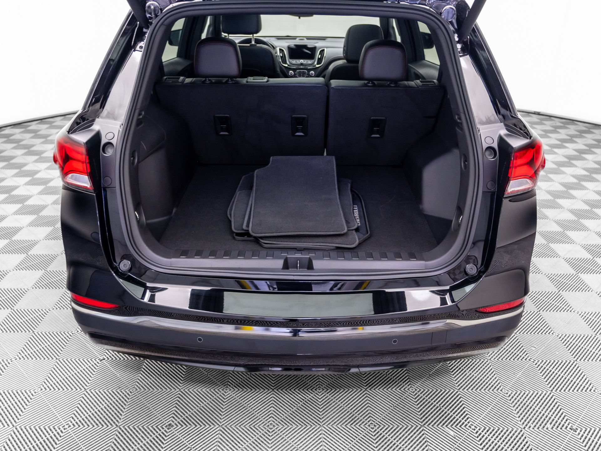 Used 2023 Chevrolet Equinox RS w/ RS Leather Package AWD/4WD image 32