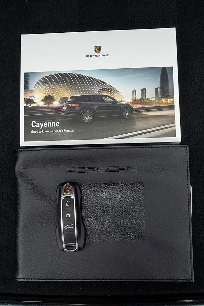 Used 2023 Porsche Cayenne Platinum Edition image 55