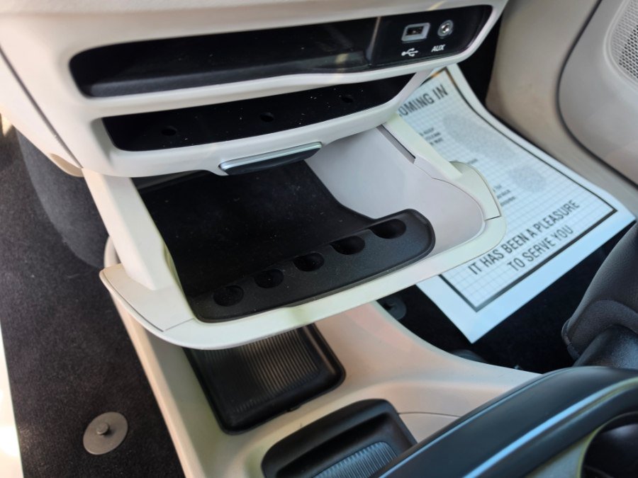 Used 2017 Chrysler Pacifica Touring-L FWD image 18