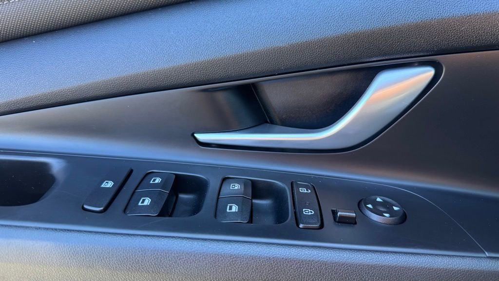 Certified 2023 Hyundai Elantra Limited FWD image 17