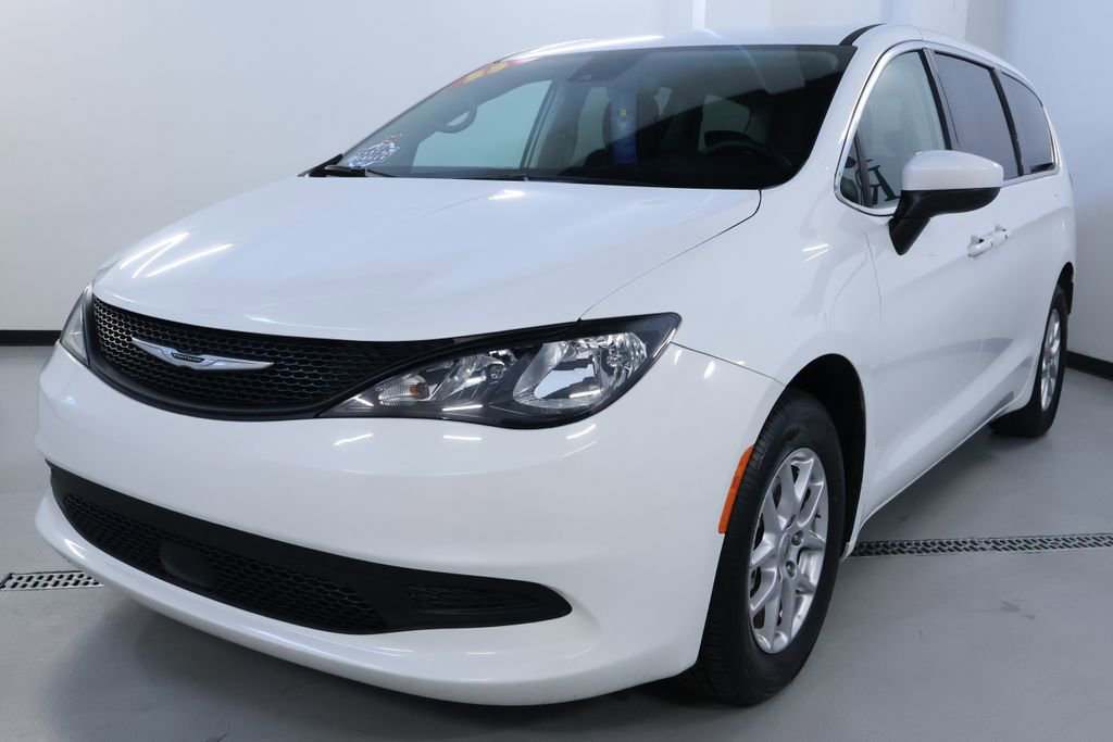 Used 2023 Chrysler Voyager LX image 3