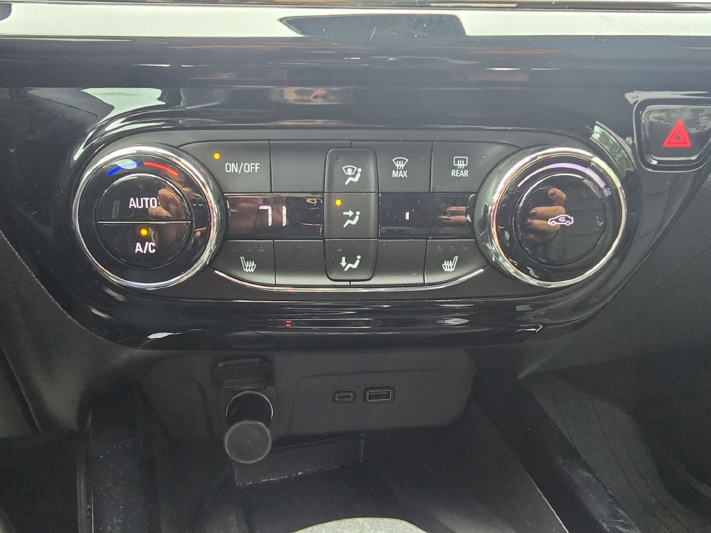 Used 2025 Chevrolet Trax RS w/ Sunroof Package FWD image 32