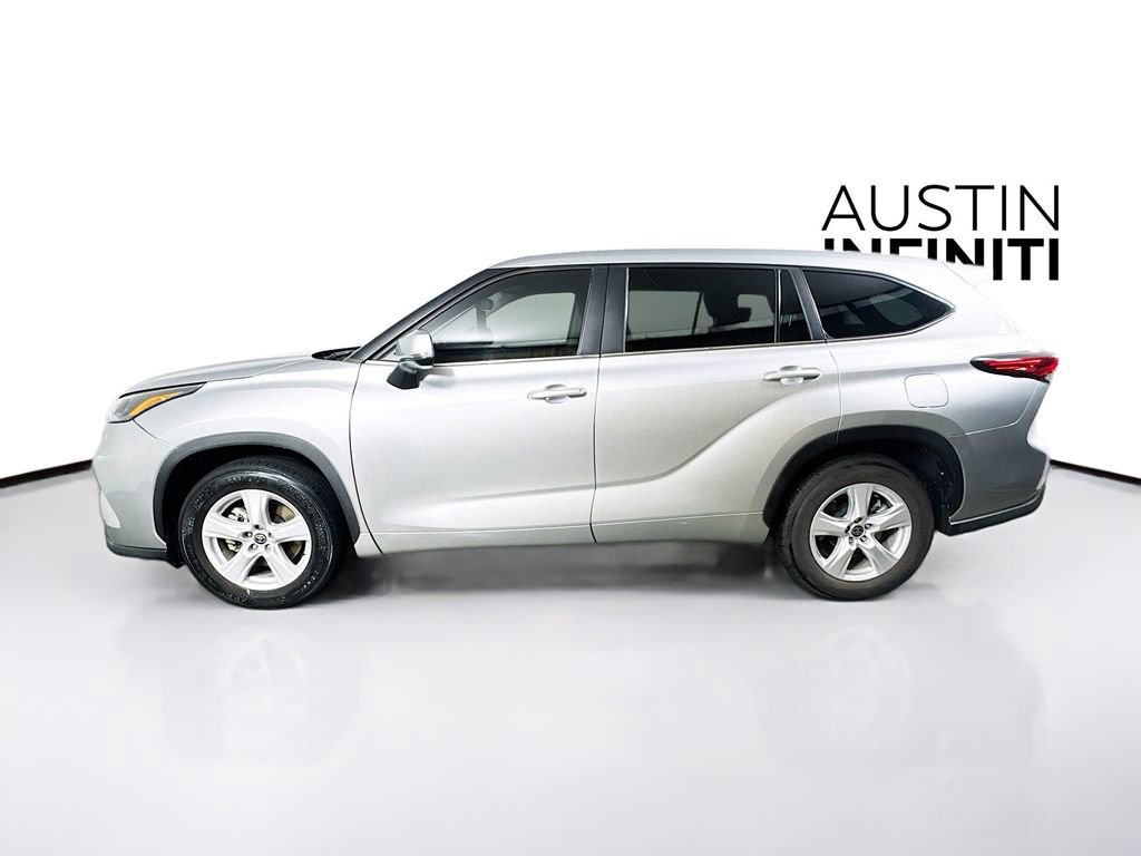 Used 2023 Toyota Highlander LE FWD image 4