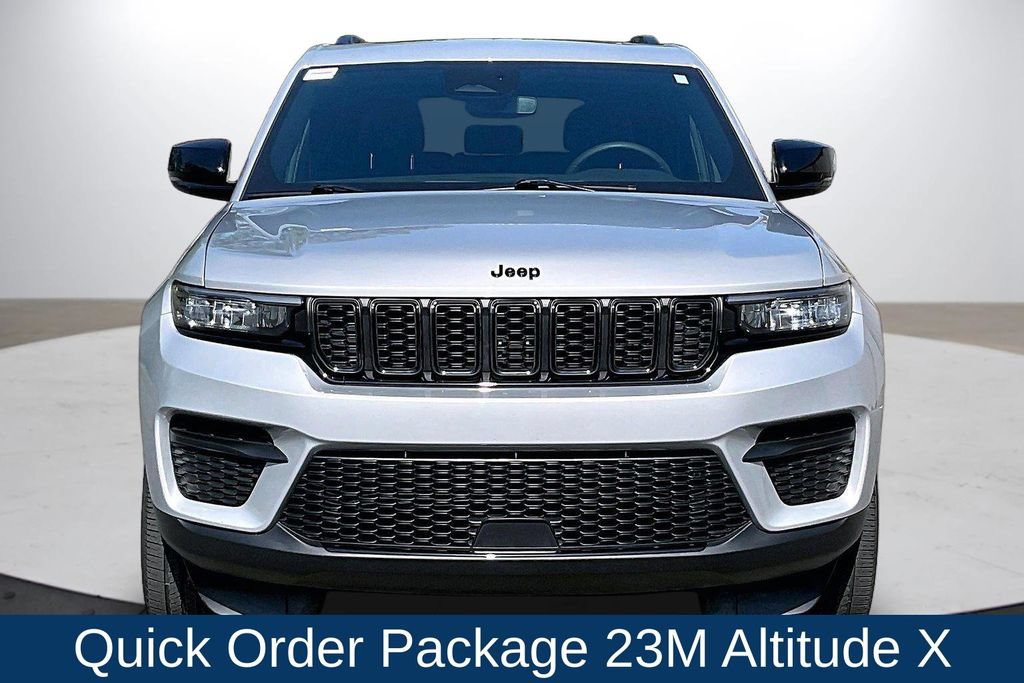 Used 2023 Jeep Grand Cherokee Altitude AWD/4WD image 3