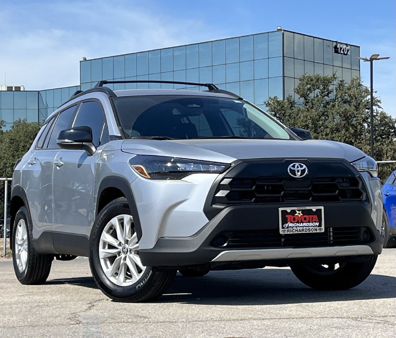 Used 2026 Toyota Corolla Cross LE FWD image 2