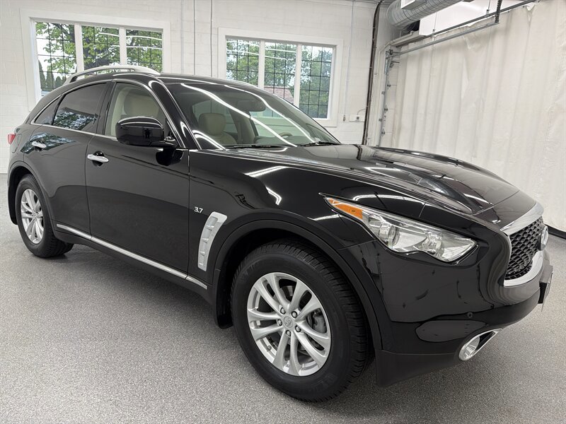 Used 2017 INFINITI QX70 AWD w/ Premium Package image 3