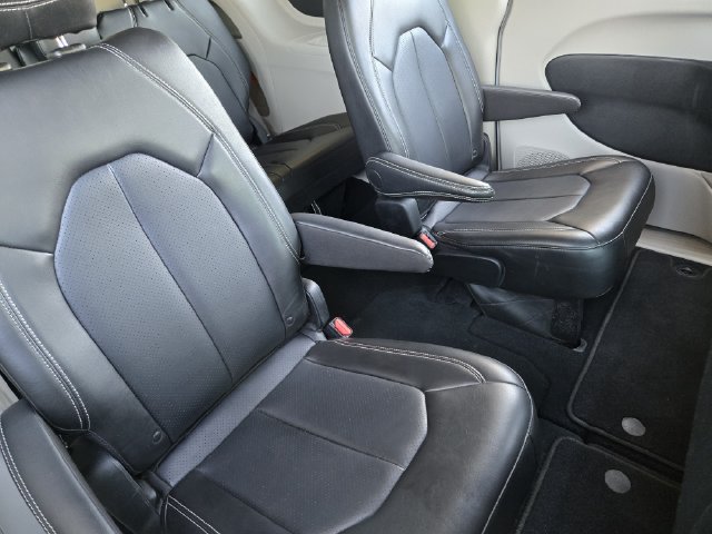 Used 2024 Chrysler Pacifica Touring-L FWD image 27