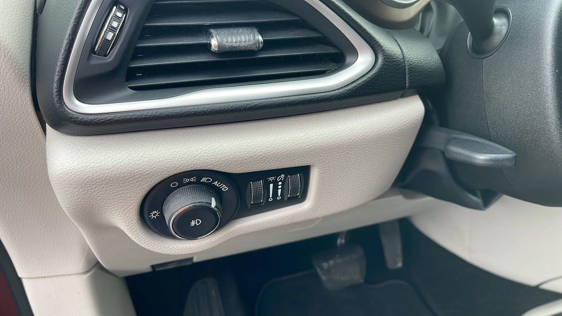 Used 2019 Chrysler Pacifica Touring Plus w/ Tire & Wheel Group image 23