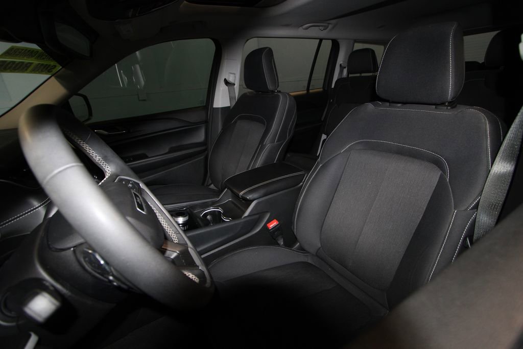 Used 2024 Jeep Grand Cherokee L Laredo image 4