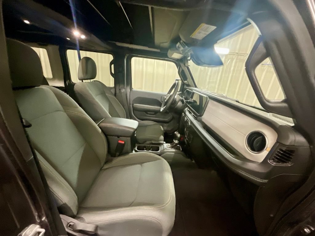 Used 2025 Jeep Wrangler Unlimited Sahara w/ Safety Group AWD/4WD image 13