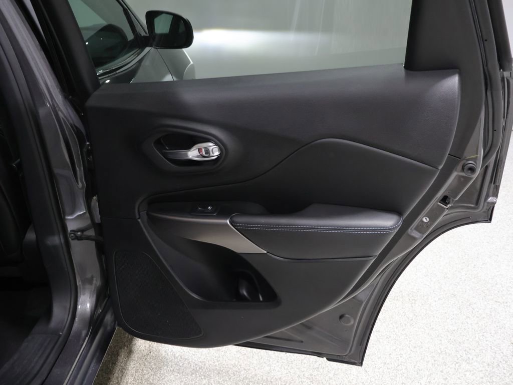 Used 2019 Jeep Cherokee Latitude Plus AWD/4WD image 21