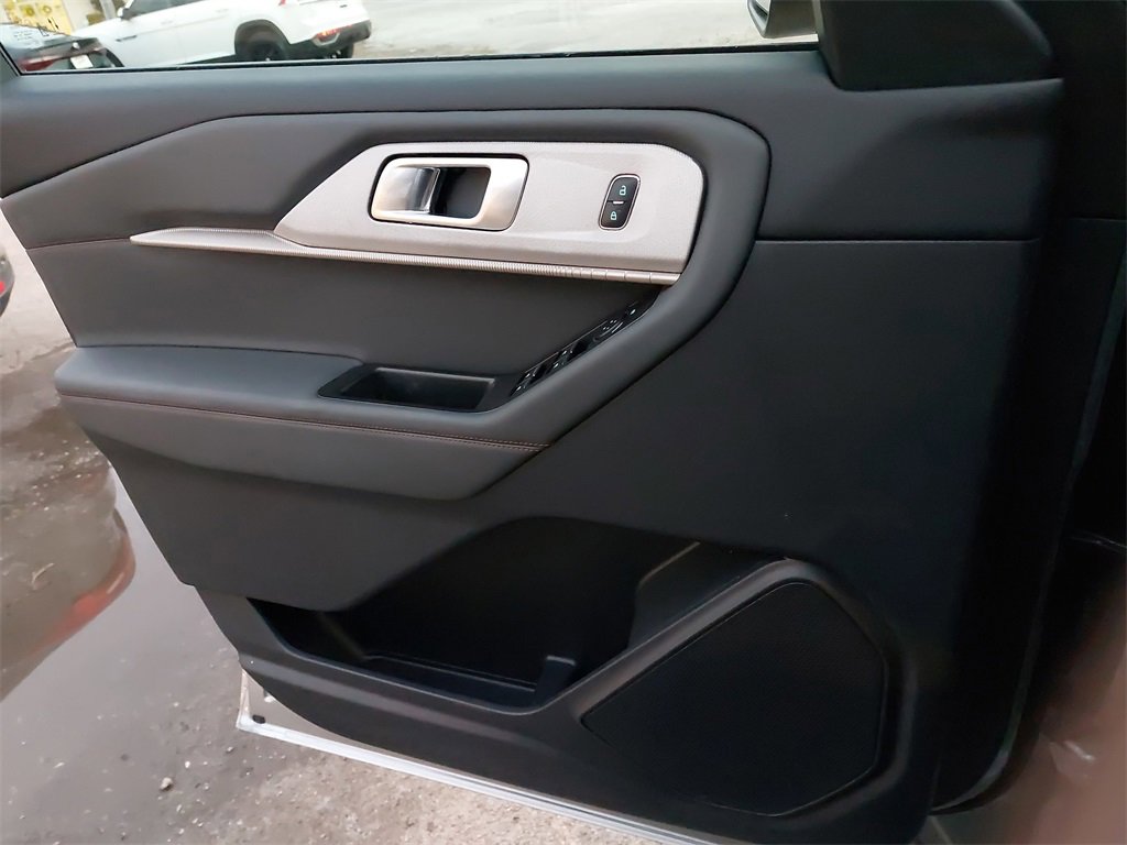 Used 2025 Ford Explorer Active w/ Active Comfort Package image 23
