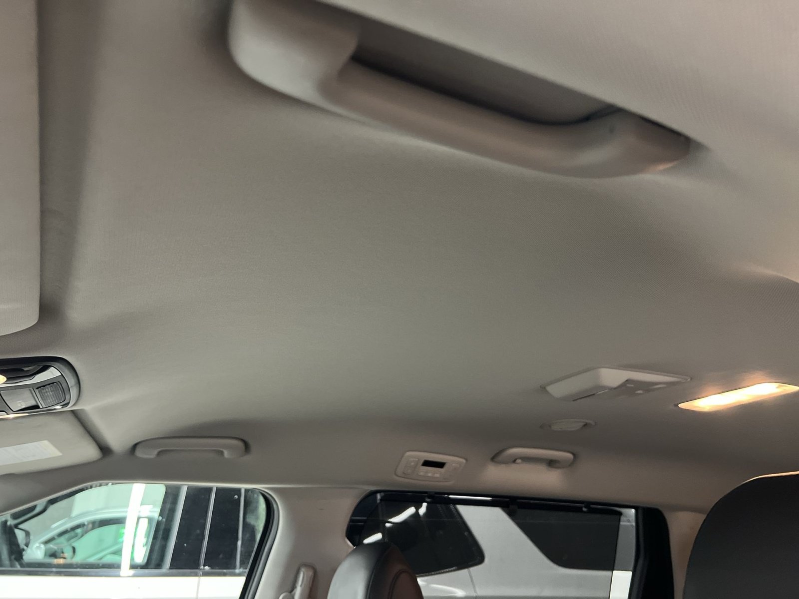 Used 2022 Kia Carnival EX FWD image 19